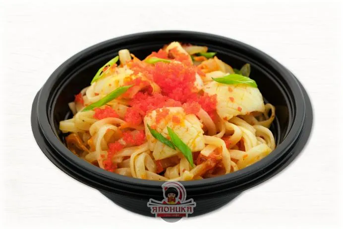 Лапша удон с кальмаром, икрой тобико и сладким чили соусом