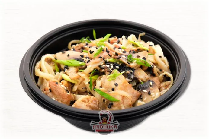 Лапша удон с цыпленком, беконом и грибами в кунжутном соусе